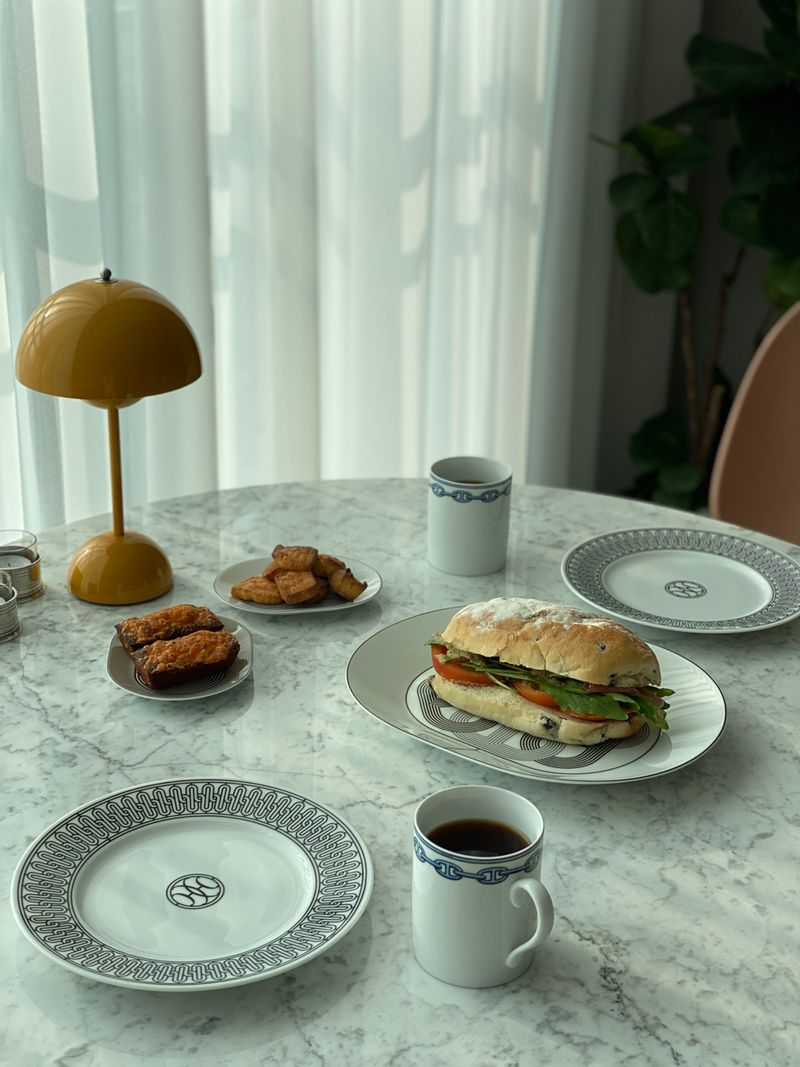 치아바타로 샌드위치 만들어서 홈카페 오픈했답니다.  커피마저 맛있었던 휴일이었네요 😋  #홈카페 #샌드위치 #커피 #온더테이블