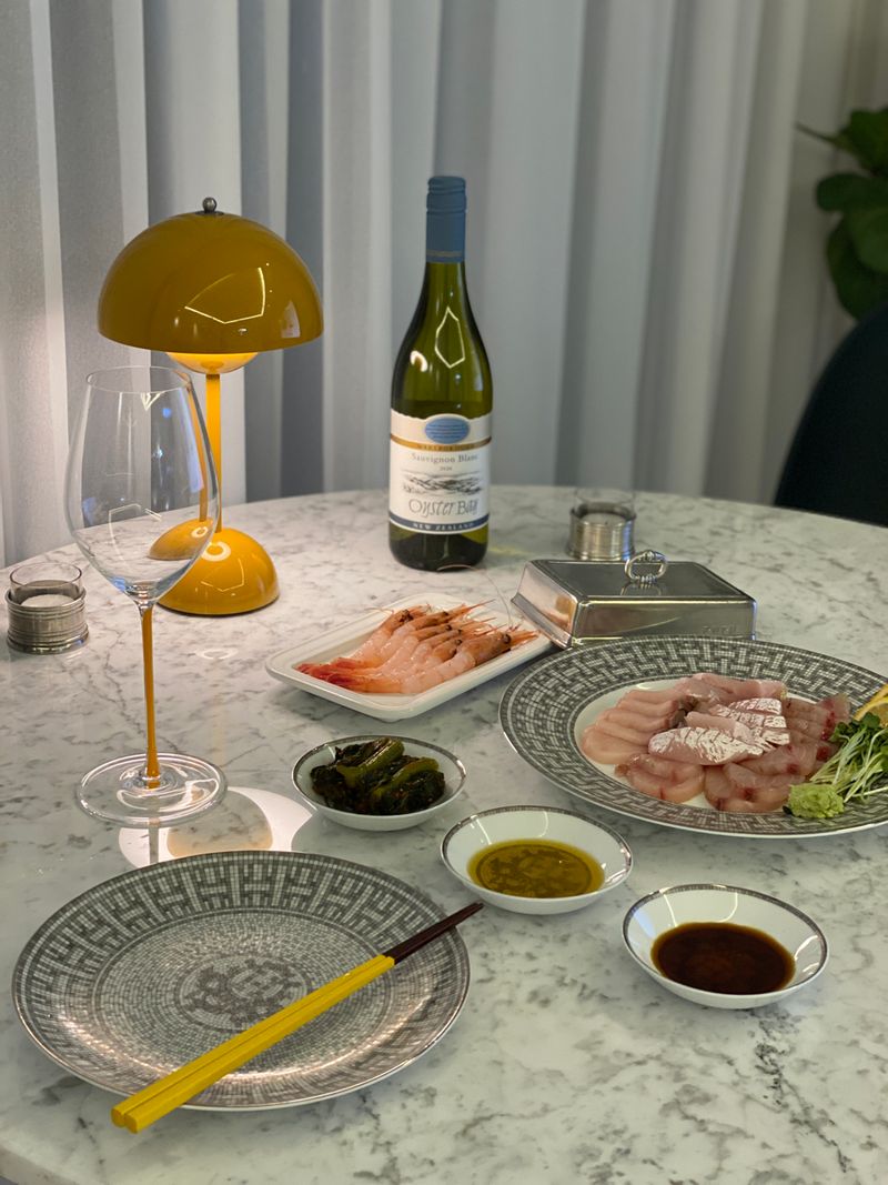 방어회로 혼술상 차렸어요 혼술이지만 참 맛있게 먹었네요 겨울 방어 옳아요 😋  #주안상 #대방어 #혼술 #온마이테이블 #와인