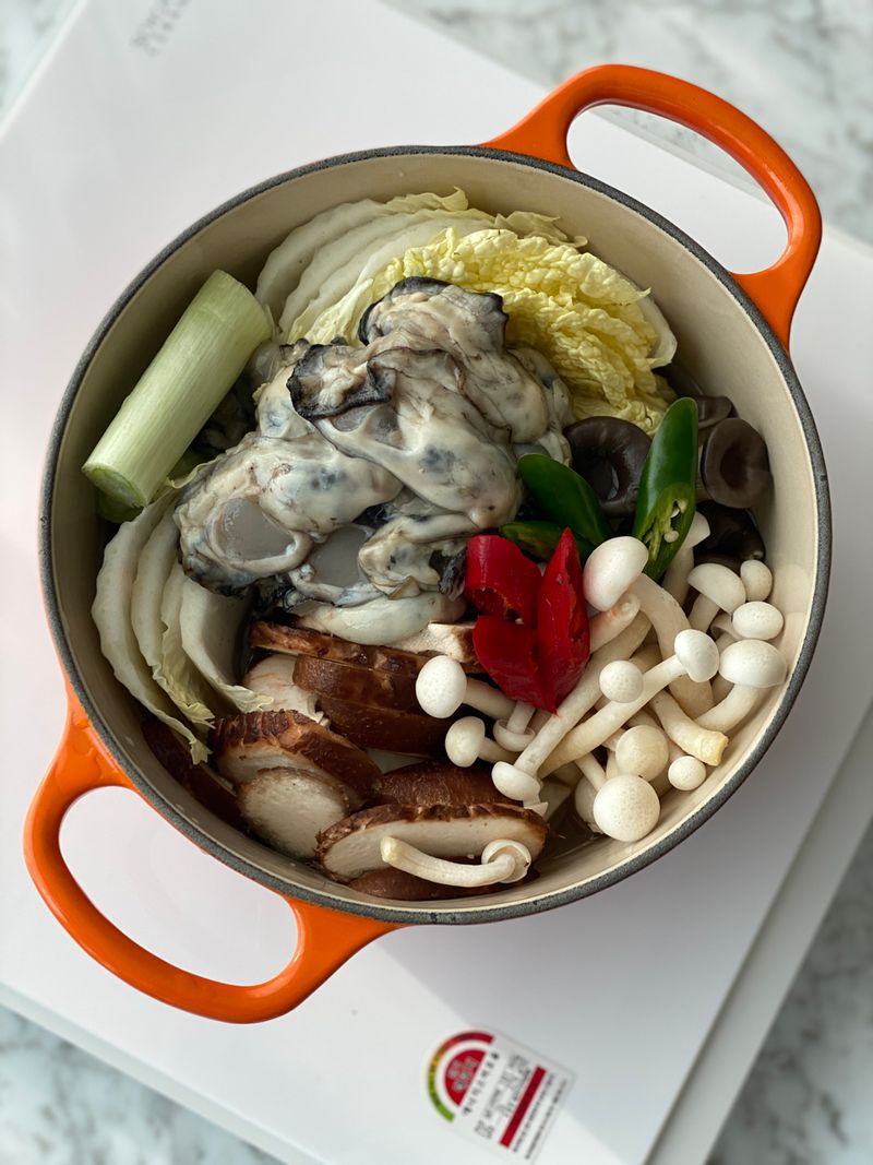 우리의 식탁 레시피로 만들어 본 버섯굴전골 입니다. 시원한 국물맛이 일품인 버섯굴전골이랑 굴튀김이랑 굴밥상 차려보았습니다😊  #국물요리 #버섯굴전골 #굴튀김 #굴요리 #집밥 #굴