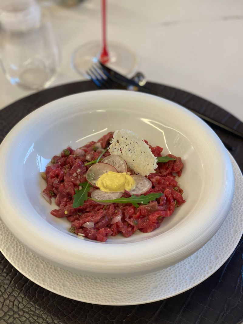 연말 요리로 좋은 알리올리 소스를 곁들인 비프타르타르 입니다😋😋 #크리스마스 #비프타르타르 #파티 #온더테이블 #와인안주 #홈파티