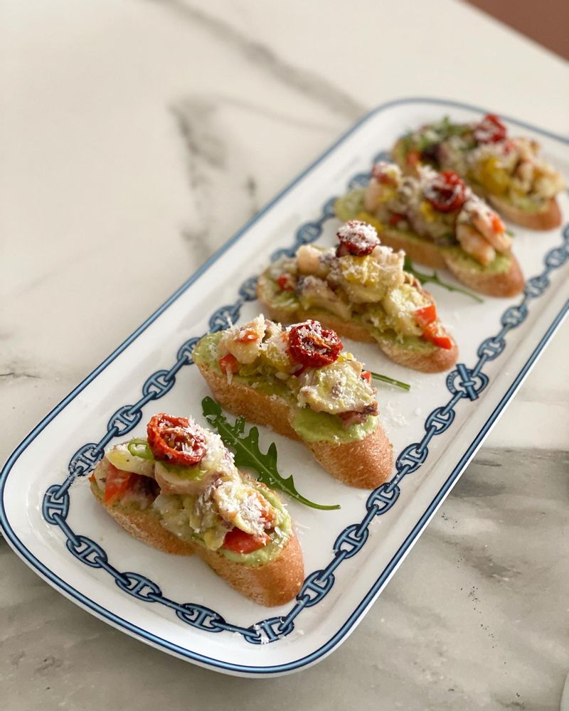 완두콩퓨레를 바르고 문어와 썬드라이드 토마토를 얹은 부르스케타 입니다. 연말 초대 요리로도 딱이랍니다 😊 #부르스케타 #오픈샌드위치 #초대요리 #파티요리 #샌드위치 #홈파티 #와인안주