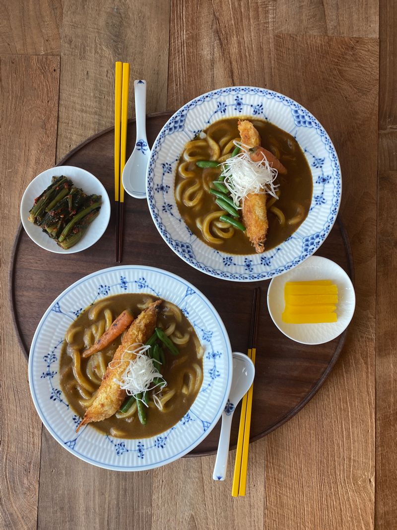 새우튀김 토핑을 얹은 카레우동입니다 그린빈이랑 미니당근 파채도 올렸더니 별미가 되네요 #카레우동 #카레요리 #우동 #카레 #면요리