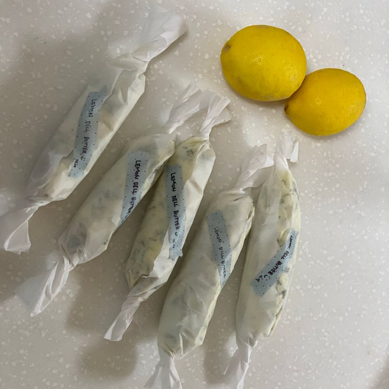 상콤한 레몬딜버터💛 그냥 토스트에 발라먹기만 해도 상큼한 풍미작렬! 고기랑 같이 먹으면 더 맛있을 것 같아서 기대중🥰  #레몬딜버터 #레몬딜버터밀키트 #맛없없조합