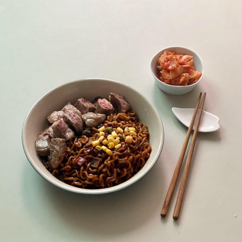 갈비살짜파게티👩🏻🍳 고기와 짜파게티의 만남은 말안해도 꿀조합! 옥수수토핑으로 식감까지 더해봤어요❤️ #갈비살짜파게티 #짜파게티 #짜파게티요리사