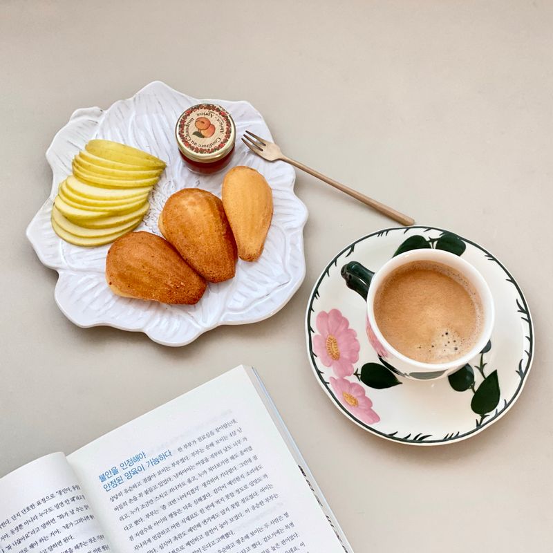 직접 홈베이킹한 마들렌을 곁들인 티타임! 요즘 날씨가 좋아 티타임이 더욱 기다려져요☺️  #마들렌 #커피타임 #홈카페 #홈베이킹
