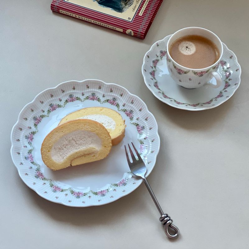 크림이 몽실몽실한 몽슈슈 도지마롤과 함께  오후의 커피타임☕️  #몽슈슈 #도지마롤 #커피 #홈카페