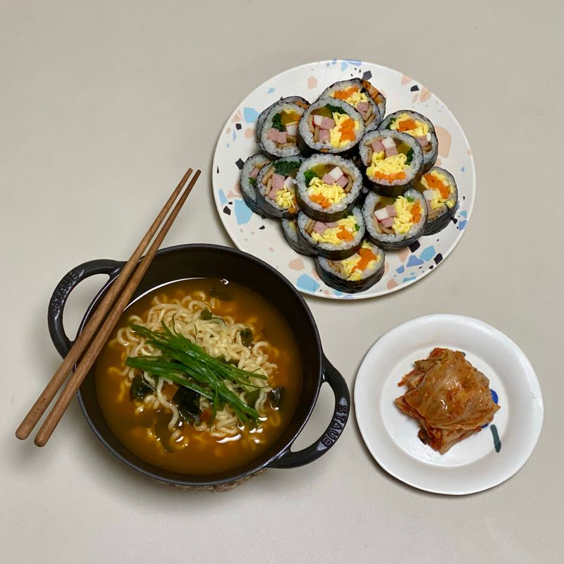 집김밥에 라면❤️ 요 조합 못잃어요.. 얼마나 맛있게요🥰 #집김밥 #분식 #라면 #김밥