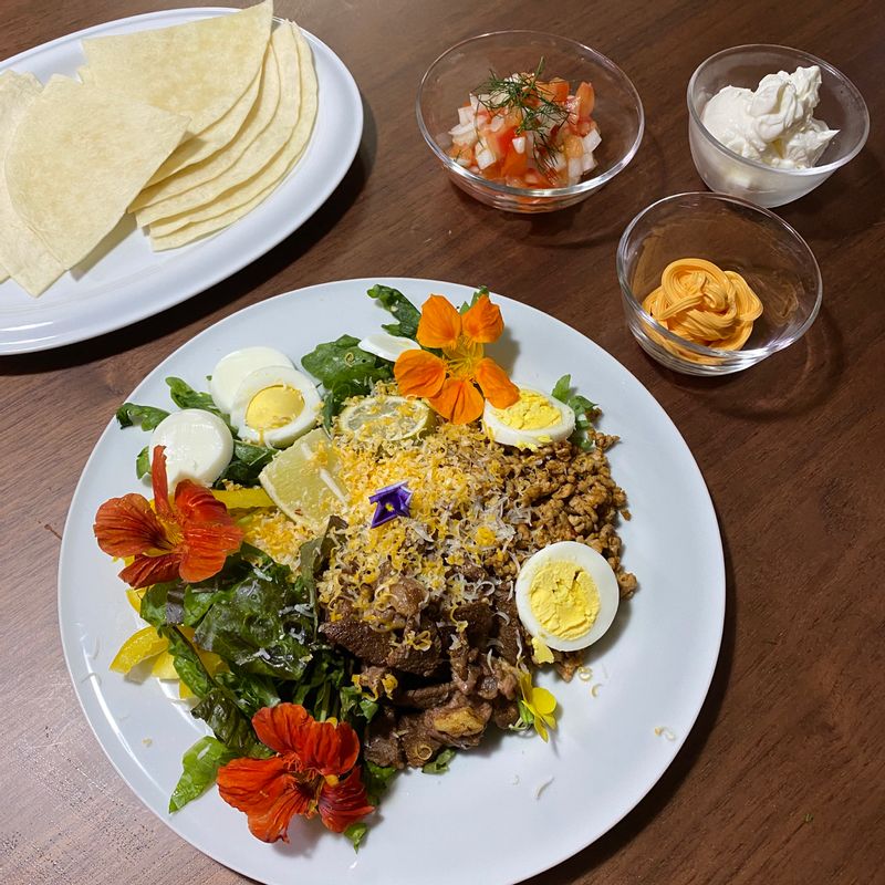 오랜만에 타코 만들어 먹었어요 ㅎㅎ 오늘 지수네식탁 은 식용꽃이 포인트 타코는 고기맛이 포인트라고 생각해요~ 저는 타코 자주 해먹어서 시즈닝 가루를 다양하게 가지고 있어서 있는걸로 활용해서 해봤어요~ 타코시즈닝 가루로 판매도 하더라구요, 편하신걸로 요리하세용🙂 저는 아래 비율로 했어요~ 칠리파우더 1T 갈릭파우더 1/2T 어니언파우더 1/2T 크러쉬드 레드페퍼 1/4T 오레가노 1T 파프리카 가루 1/2T 큐민가루 1/2T 소금, 후추는 마지막에 간을 조절하며 추가해주세요 그럼 오늘도 맛있게 드세요😋 #타코 #타코시즈닝 #식용꽃 #파티음식 #홈파티 #크리스마스음식