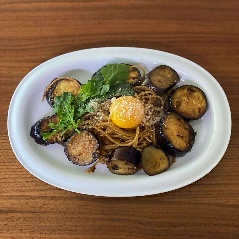 파스타 삶을 물에 소금, 올리브유 약간해서 면을 삶아주세요 가지 1개 씻어서 썰어주고 파랑 마늘을 다져 준비해주세요 달궈진 팬에 올리브유를 두르고 파랑 마늘을 먼저 볶아주며 소금, 후추로 간을 해주세요 이때 저는 페퍼론치노를 더해주니 약간 매콤하게 더 맛있더라구요😍 적당히 볶아졌다면 가지를 넣고 노릇해질 때 삶은 파스타면 이랑 면수 2국자를 넣어주세요 양념은 굴소스 2T 간장 1T 설탕 1/2T 그럼 끝!! 직접 해보면 정말 간단해요😊 저는 노른자랑 파마산치즈가루를 곁들여 주는게 파스타면이 더 꾸덕해져서 좋았어요 취향에 따라 한번 추가해서 드셔보세요 #지수네식탁 #가지파스타 #파스타레시피 #요리레시피 #파스타 #요리스타그램 #플레이팅