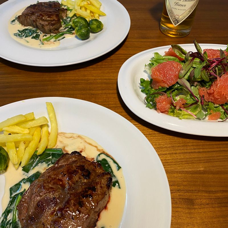 포근한 겨울에 어울리게 스테이크 요리 해봤어요 . 오늘 스테이크 포인트는 시금치크림소스 추워진 날씨에 플레이팅 부터 맛까지 잘어울리는거 같아요 . 크림소스는  생크림 300g 우유 250g 비율로  팬에 끓이다가 파마산치즈가루를 2T 넣고 소금은 취향에 맞춰 추가해주세요 그리고 깨끗하게 씻은 시금치를 넣고 한소끔 끓여주세요 그럼 시금치크림소스는 완성 . 스테이크는 고기를 굽기 전에  올리브오일, 후추, 소금 발라서 30분정도 숙성했다가 달궈진 팬에서 겉면을 시어링(바삭하면서 갈색느낌)으로 구워주세요 고기가 거의 구워졌을 때 버터 20g을 추가해  후라이팬을 한쪽으로 기울여서 녹은버터를 끼얹어 주세요 . 스테이크가 다 익은 후  먹기전에 5분정도 레스팅해주세요 . 그동안 시금치크림소스를 그릇 한쪽에 깔아주시고  그 위에 스테이크를 올려 플레이팅 해주세요 . 같이 먹은 자몽샐러드는 자몽의 쓴맛을 줄이기 위해서  자몽 속 알맹이만 사용해줬어요 그리고 화이트발사믹으로 드레싱 하면  깔끔한 #자몽샐러드 즐기실 수 있어요 . 오늘 처음 만들어본 시금치크림소스 스테이크는  평소 고기 본연의 맛을 좋아하는 남편도 느끼할 줄 알았는데  오히려 안느끼하게 고기 질리지 않고 먹을 수 있다고 좋아하더라구요 . 플레이팅도 크리스마스 메뉴로 잘 어울릴꺼 같아서 조금 더 레시피 보완해서 연말파티 때 해봐야겠어요🥰  #스테이크 #홈파티 #홈파티메뉴 #크리스마스메뉴 #시금치요리 #크림소스 #지수네식탁 #크리스마스파티 #샐러드