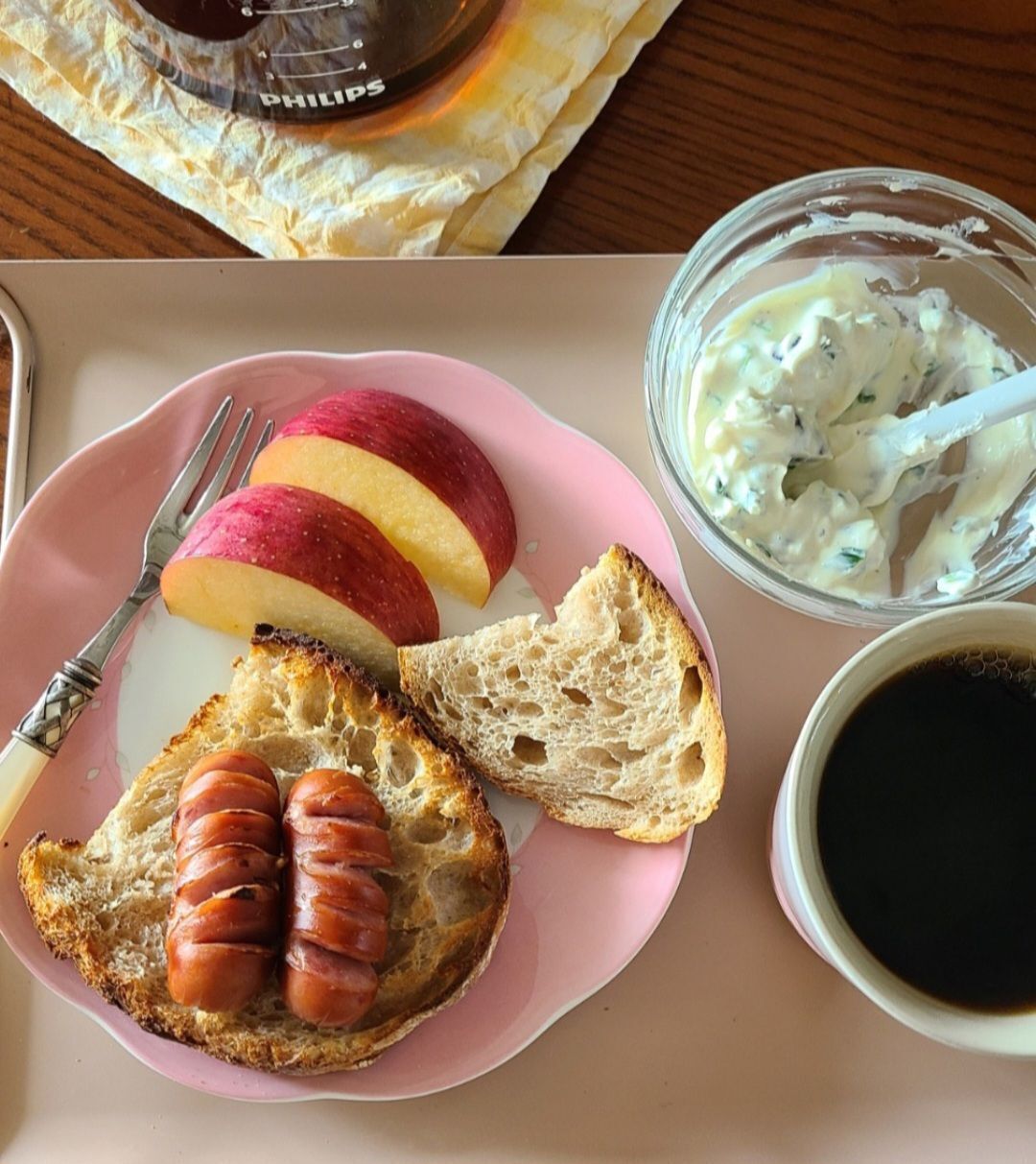 통밀사워도우를 구웠으니 맛을 봐야지~~ 근데.... 아예 저녁이 되버렸~~😆😆 쪽파 크림치즈 너무 맛나요😊  #통밀사워도우 #사워도우 #쪽파크림치즈 #빵식 #디카페인커피 #홈베이킹 