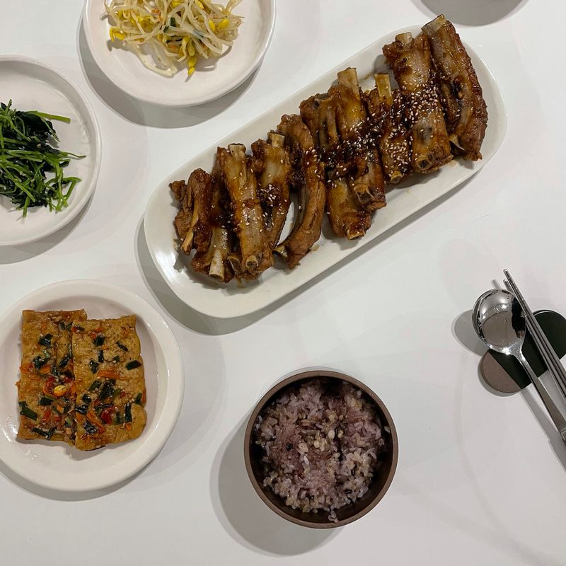 간장 등갈비를 해먹었어요. 콜라에 등갈비를 푹 삶아내니 잡내도 안나고, 단맛도 추가돼서 그렇게 맛있더라구요.  다음부터 치킨먹고 남은 콜라들 꼭 쟁여놔야겠어요  #간장등갈비 #남은콜라처리 #콜라요리 #등갈비 #저녁메뉴추천