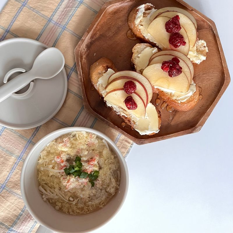 모야모야 간단하면서도 이렇게 이쁘고 맛있는 거 좋아요👍🏻👏🏻 근데 계란 노른자까지 넣어서 계란 국 같은 느낌이랄까 #사과 #게살스프