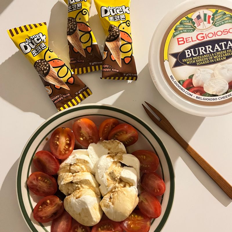 부라타 치즈로 뭘 어떻게 먹을까 하다가 방토랑 같이 발사믹 소스 착착 뿌려서^^ 남은 부라타 치즈는 어떻게 먹어야 맛있게 먹을 수 있을 까요? #부라타치즈 #방울토마토 #스테비아방울토마토