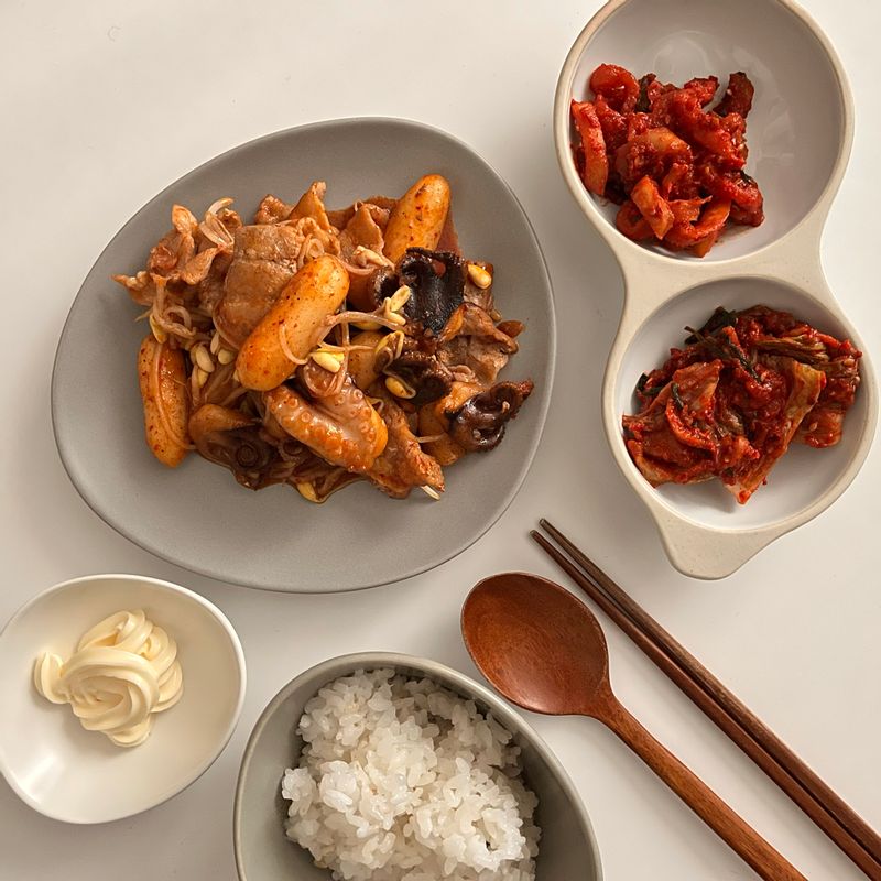 치즈는 넣진 않았지만 쭈꾸미 삼겹살로 점심 챙겨 먹어봤어요^^  요즘 추운날에 국물 있는 음식을 찾기도 하지만 매콤하게 쭈꾸미도 먹어주면 완전 환상👍🏻👏🏻  #쭈꾸미 #쭈꾸미삼겹살 #대패삼겹살 #삼겹살