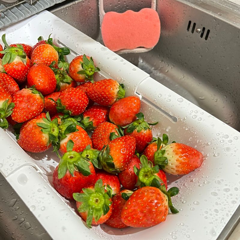 자취하지만 배달보다 주로 요리 해서 먹다보니 설거지 하면 씽크대도 건조대도 작아 불편 했어요 😭😭 근데 싱크 건조 트레이 하나로 삶의 질이 향상된 느낌이랄까? 😚 뭔가 설거지를 해도 자리가 넓어진 느낌이라 기분이 좋아요!! 거기에 핑크색 수세미가 이쁘게 얹어진 수세미 걸이도 최고입니다👏🏻👍🏻