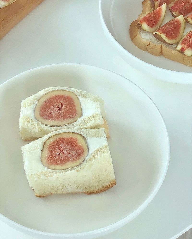 뜨거웠던 여름은가고 제법 차가운 공기가 곁에 머뭅니다. 가을을 닮은 무화과를 먹는 계절이 왔어요🥨 은은하게 달큰하고 부드러운 재철과일 무화과로 샌드위치를 만들며, 이번 계절도 건강하고 따듯하게 보낼 수 있기를 소망해봅니다. #무화과 #9월제철과일 #무화과샌드위치