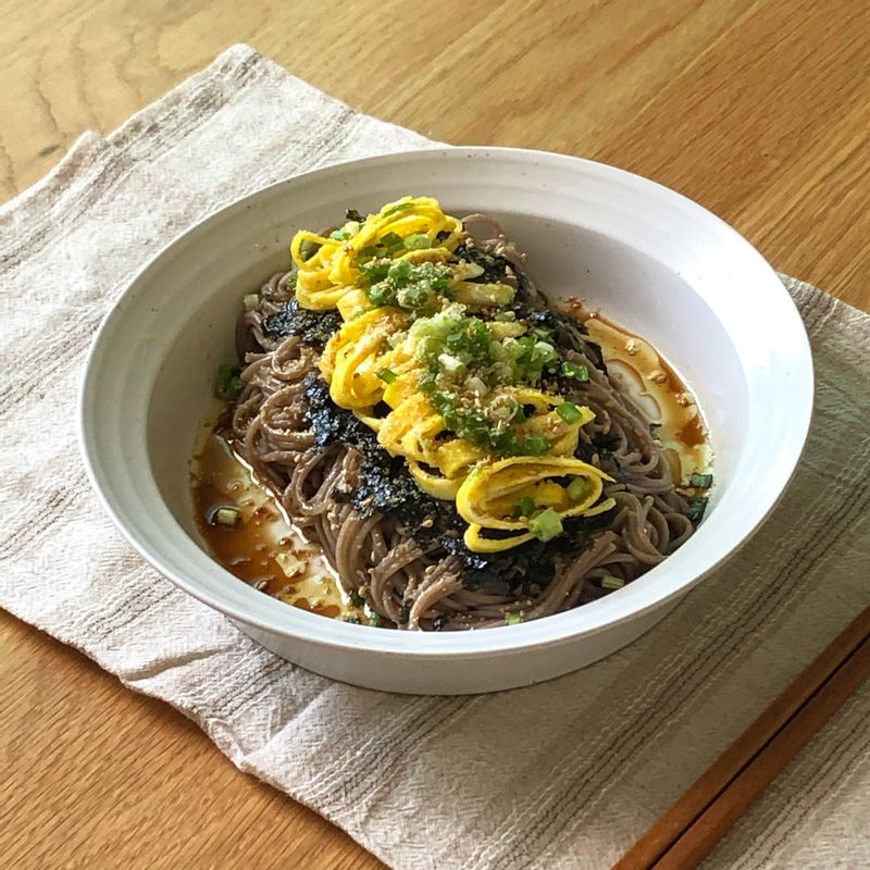 들기름 막국수 아무도 못먹은 사람 없게 해주세요 🥺 이 맛을 한마디로 정의하자면, 주말 늦은 점심시간 모두모두 불러모아 맛보여주고싶은 맛이에요 메밀면을 삶아 동봉되어있는 간장, 김가루, 들기름만 뿌려주면 완성되는 5분 컷 극락의 맛 저는 달걀지단과 쪽파, 깨소금 가루를 얹어 더 맛있게 먹었어요 #고메공방 #들기름막국수 #극락의맛