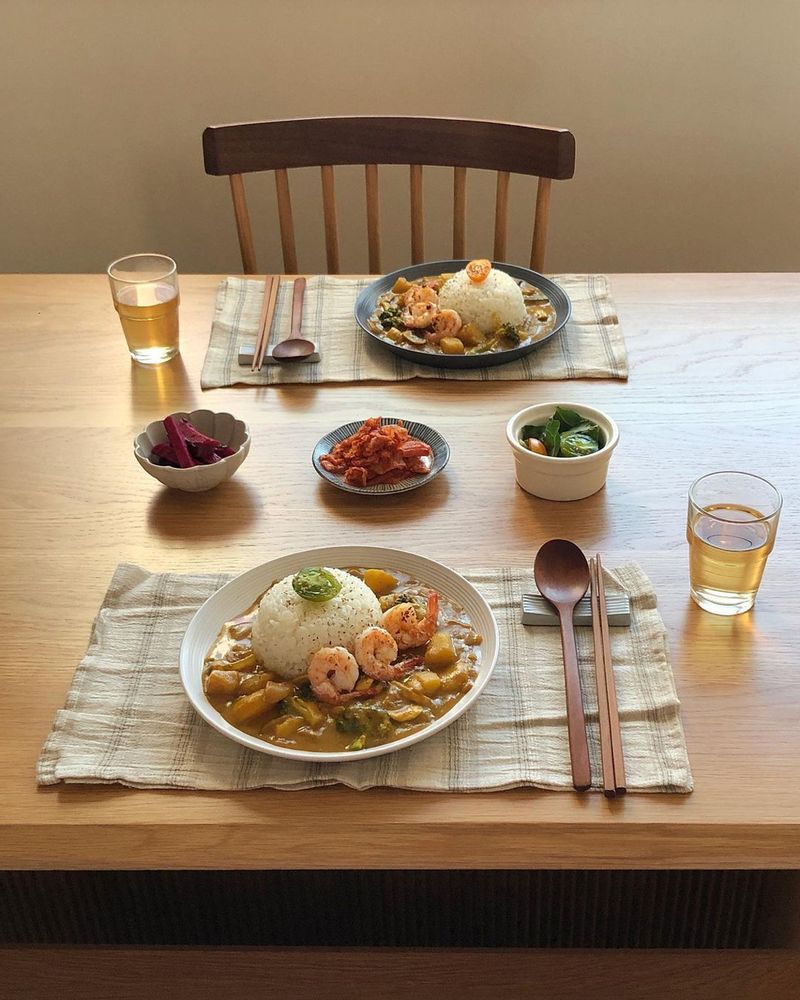 언제먹어도 맛있는 카레 🍛🍤 주로 야채 넣은 카레를 자주 해먹었는데 이번에는 새우를 곁들인 조금 특별하게 만들어보았어요 버터로 새우를 구워 카레 위에 플레이팅 합니다 버터옷 입은 고소한 새우는 카레와 너무 잘 어울려요 #새우 #카레 #새우카레