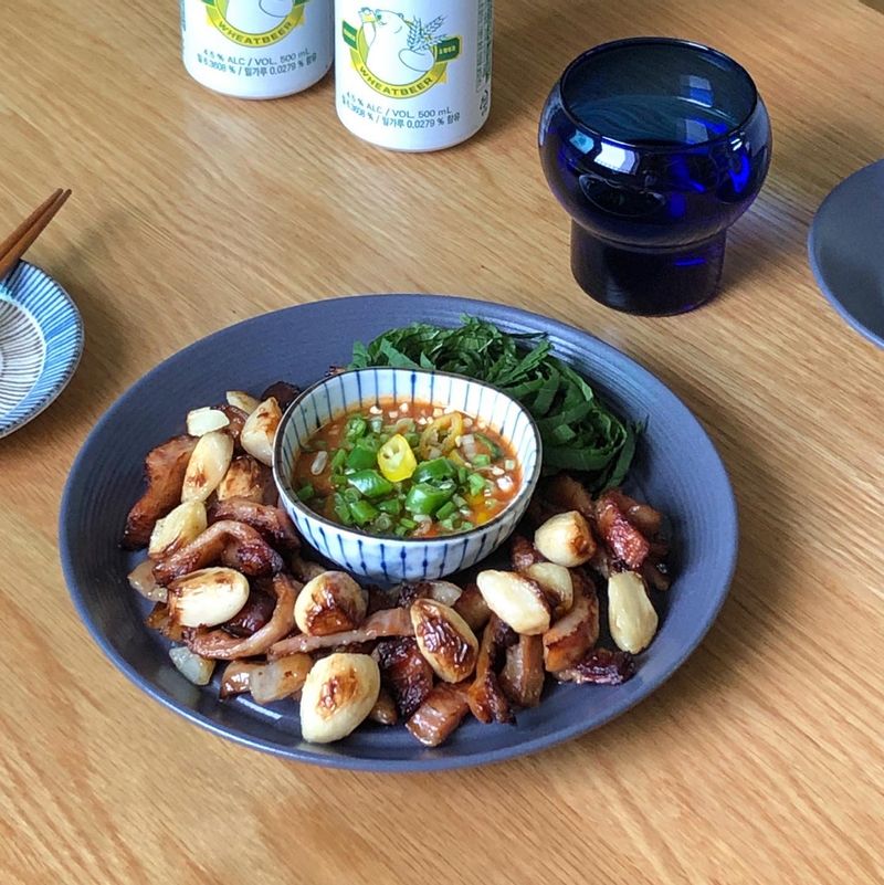 통마늘이 가득한 고소한 막창을 에프로 20분 조리하면 외식하지 않아도 맛있는 맥주 안주 완성 😊 막장 소스에 청양고추, 쪽파 추가 안하면 섭하구요 매콤한 소스에 콕 찍어 집에서 간편하게 즐겨 봅니다🔥  #통마늘납작막창 #고메공방 #맥주안주