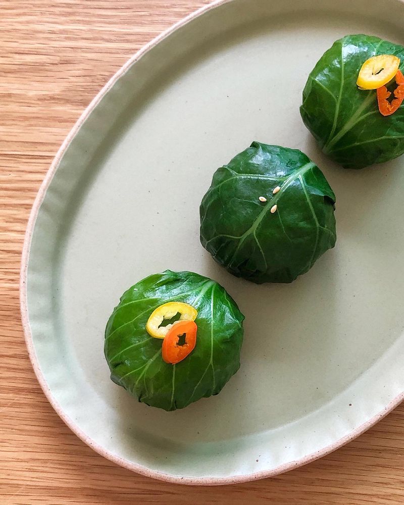 고슬고슬하게 지은 잡곡밥을 데친 케일에 돌돌 말아 구수하고 짭쪼름한 멸치 쌈장과 곁들여 먹으면, 밥과 된장의 조화 말해뭐해 너무 맛있는 초간단 한끼 완성 케일 쌈밥 위에 고명으로 청양고추와 깨로 마무리🥬🧡 #케일쌈밥 #멸치쌈장 #존맛탱