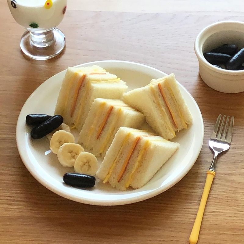 버터 소스와 달걀 지단 만들고 탑 쌓아주면 끝! 홍루이젠 샌드위치를 집에서도 만들 수 있어요✨ 집순이들도 반한 유사품 홈루이젠..? 🙊 #홍루이젠 #샌드위치