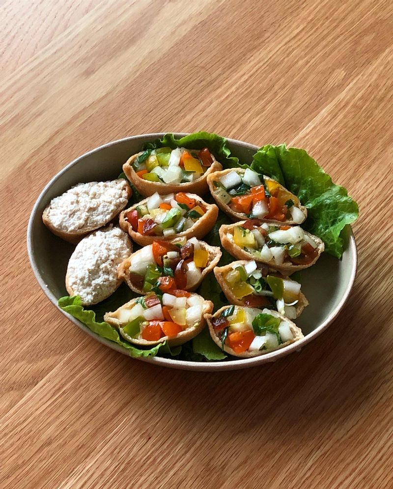 밥 대신 두부로 유부 속을 가득 채워요 그리고 두부 위에 양파, 토마토, 실파를 얹어 새콤하게🥗 신선한 샐러드와 고소한 유부초밥을 함께 먹는 기분!  #두부 #유부초밥 #두부유부초밥 #채식 #집밥 #한식 #다이어트식단