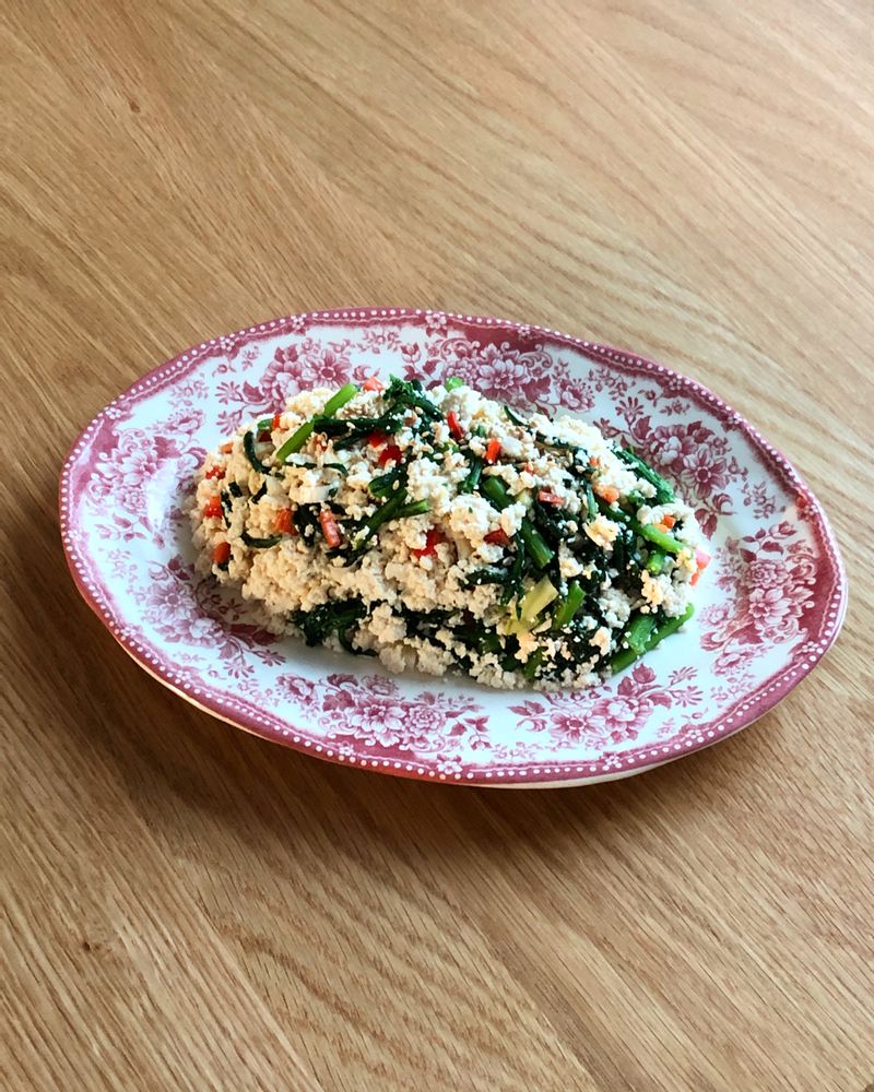 오뎅탕 만들고 남은 쑥갓으로 반찬 만들기🪄 1. 3분 삶아 면포에 물기를 꼭 짠 두부와 30초 데친 쑥갓에 2. 대파 흰부분, 홍고추 다저 넣고 진간장, 참치액 반숟갈 버무리기 3. 마지막으로 깨, 참기름 넣고 마무리 크리스마스 트리 같아 더욱 설레는 이번 요리🎄  #집밥 #반찬 #쉬운요리 #신혼밥상 #두부 #크리스마스 #트리