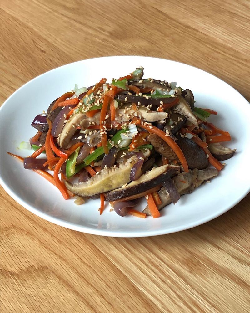 요즘 같은 날 챙겨 먹으면 안심이 되는 든든한 요리 면역력에 좋은 오동통한 식감의 표고버섯과 비타민 공급원 파프리카로 올 겨울 튼튼하게 나기☃️ #표고버섯 #파프리카 #적양파 #면역요리