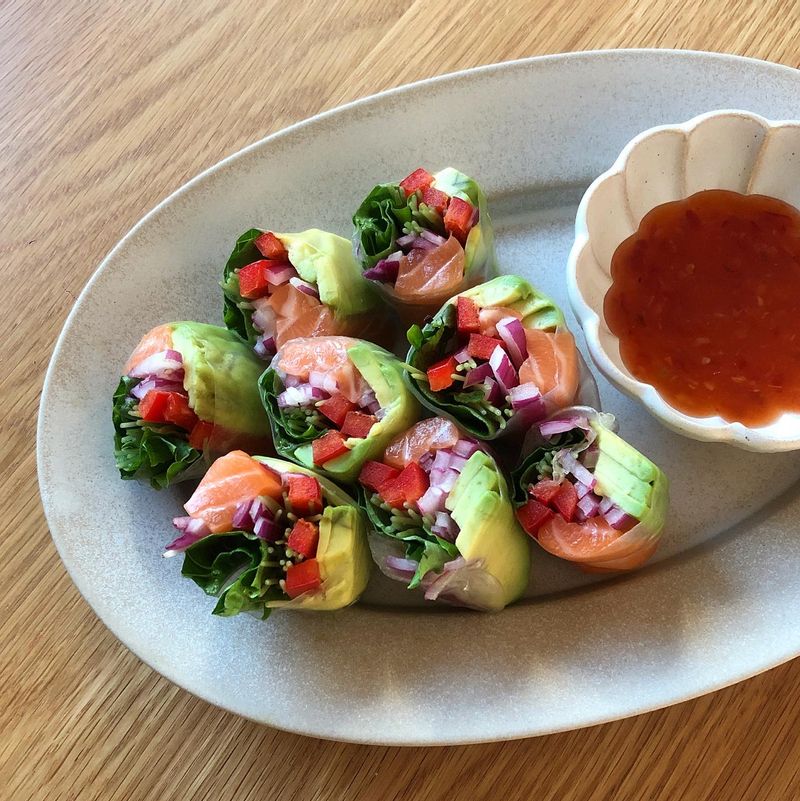 칠리소스에 콕 찍으면..누구나 반할 맛 🥒🧅🥬🥑🍒...💛 #월남쌈 #연어 #야채김밥 #존맛탱