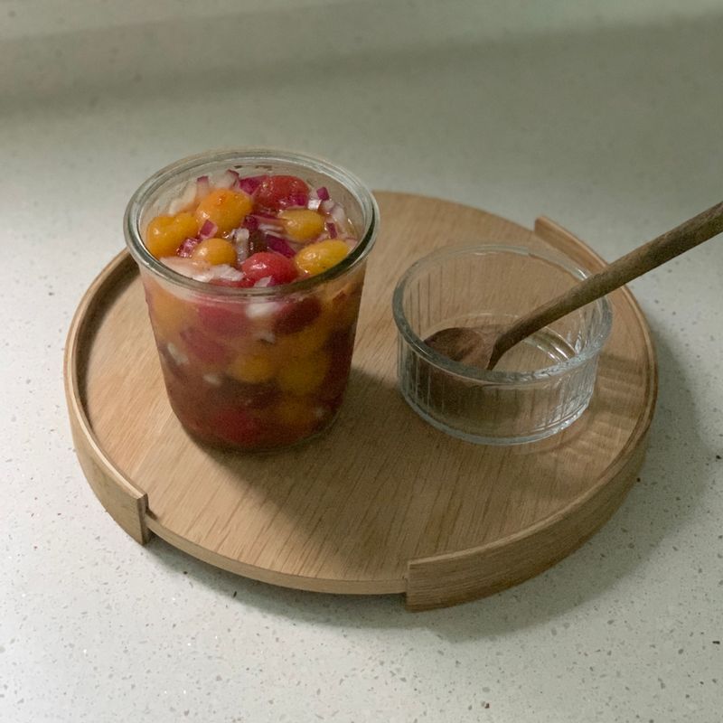 오래 기다렸다가 주문한 화이트발사믹으로 만든 방울토마토 마리네이드예요!  토마토 고유의 컬러감도 살려내면서  맛도 더해져서 이번 마리네이드  너무 맛있게 먹는 중이예요🧡  #마리네이드 #토마토마리네이드 #토마토