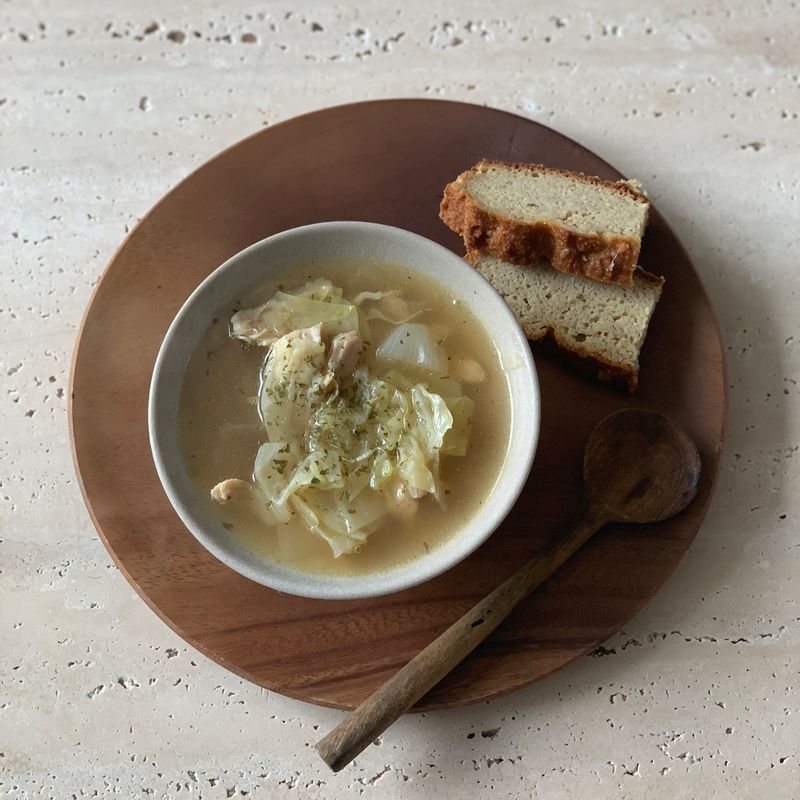 닭가슴살 양배추스프예요 담백하고 든든하고 건강한 맛이 특징이예요 제가 미국에 교환학생으로 갔을때 홈스테이에 일본인 친구도 함께 있었는데 제가 몸이 안 좋았을때 만들어줬는데 너무 맛있기도 했고 싹 나은 느낌을 받았어서 몸이 아플때마다 생각나는 추억의 음식이예요 돼지고기로 만들면 더 맛있지만 건강하게 닭가슴살로 만들어보았어요 올리브오일에 닭가슴살과 다진마늘과 볶아주고 양파를 볶다가 양배추도 함께 넣어서 볶아주어요 저는 당근도 한번씩 넣을때도 있는데 양파 넣을때 같이 볶으면 되어요 그 다음 물을 붓고 치킨스톡 한 수푼과 소금 후추로 간을 하고 푹 끓여주면 끝! 마무리는 파슬리가루로 해요 :) #닭가슴살요리 #스프 #양배추스프 #양배추요리