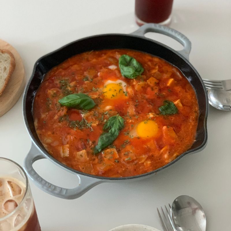 닭가슴살볼을 이용한 샥슈카예요! 보통 소시지를 많이 넣곤 하는데 저는 어느정도 간이 되어 있는 닭가슴살볼을 잘라 넣으면 씹을때 풍미가 좋더라구요 🧡 #닭가슴살볼 #닭가슴살 #샥슈카