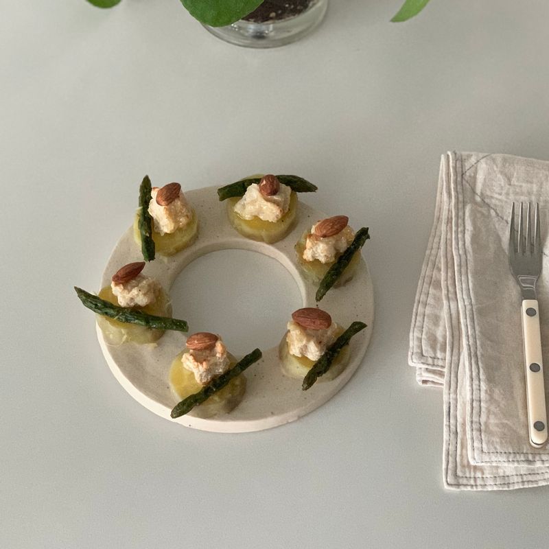 과식한 다음날은 소식을 해야하는데 쉽지 않죠 맛있는 조합으로 예쁘게라도 먹고 싶은 마음으로 차렸어요   제가 이번에 우리의식탁에서  허닭 소스닭가슴살 달콤갈릭맛을 구매했는데 평소에  고구마+아몬드+닭가슴살+아스파라거스 또는 파프리카  조합을 좋아하는데 닭가슴살에 양념이 되어 있으니  요 조합 더 맛있더라구요 👍🏻 양념 안된 닭가슴살은 발사믹을 더해주어도 맛있어요💛  #닭가슴살요리