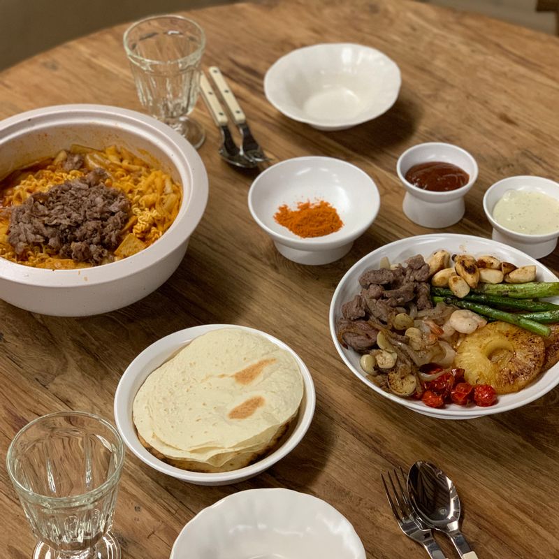 오랜만의 팬션 여행에 챙겨간 든든한 밀키트들  달콤한 우삼겹 떡볶이와 블랙라벨 파히타 밀키트는  여행지에 와서 누군가가 맛있게 만들어준 음식을  맛있게 먹고온듯한 기분을 내고 왔답니다   여행까지가서 힘들게 요리하기 보단 맛보장된  밀키트로 함께해서 더 행복했던 여행이예요🤎