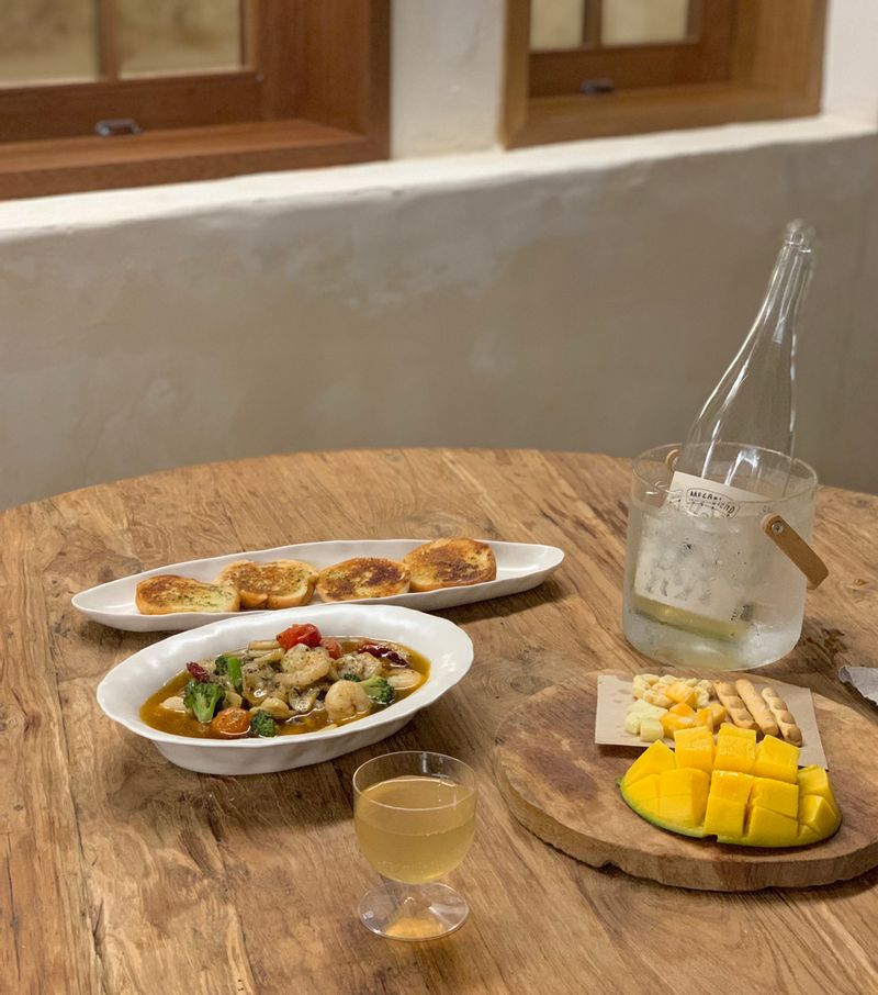 여행지에서 와인 안주로 선택했던 감바스! 제가 여태까지 만들고 먹었던 감바스는 감바스가 아니였나봐요 😂 이 제품은 채소도 잔뜩 토마토의 풍미까지 더해진 감바스로 감칠맛 더하고 와인의 풍미가 더해지는 행복한 여행의 밤이 되었어요 💛 #감바스 #와인안주 #와인테이블 #새우요리