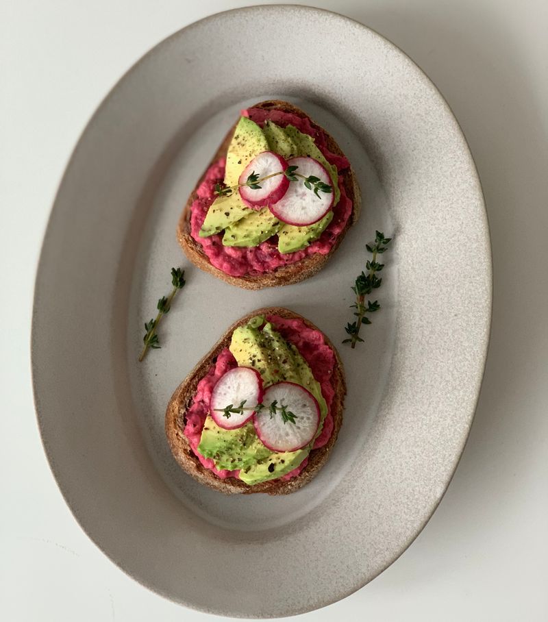 비트 후무스 + 아보카도 오픈 샌드위치예요   비트 후무스 만들어보니 생각보다 작은 비트 덩어리가  오히려 씹히는 느낌이 좋아서 조금 덜 갈아서 넣었어요   후무스에 간이 되어 있어서 소금과 후추만 뿌려서  먹어도 되지만 저는 홀그레인머스터드 + 꿀 + 마요네즈  이 만능 조합 소스를 곁들여먹었어요   #후무스 #오픈샌드위치 #샌드위치 #비트 #아보카도