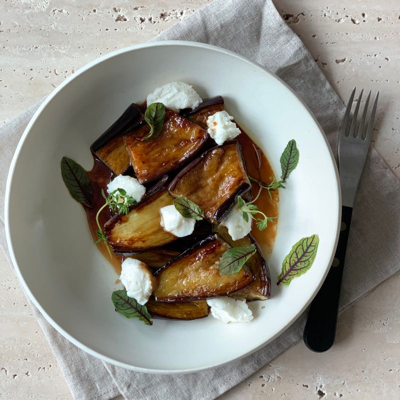 리코타치즈 가지샐러드예요 이정현님이 방송에서 소개했던 레시피인데 따라해보니 너무 맛있더라구요! 1. 가지를 반을 잘라 싹뚝 잘라주고 올리브유에 구워주어요 2. 그 위에 맛간장을 올려 냄비뚜껑을 닫은 후 가지에 잘 베어들게 해주세요 (저는 계란간장을 썼어요) 3. 가지를 그릇에 옮긴 후 메이플 시럽을 붓고 리코타치즈를 올린다음 애플민트로 마무리! 사진엔 애플민트가 없는데 다음에 애플민트와 함께 먹어보니 훨씬 상큼했어요 :) #가지요리 #가지샐러드 #샐러드