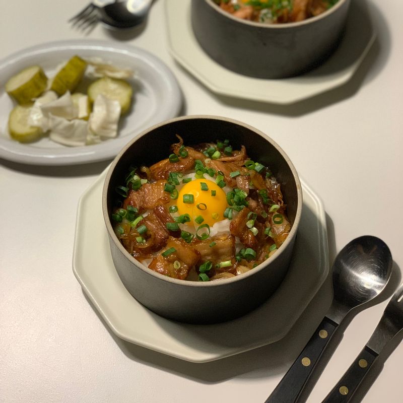 냉동실에 소진해야 하는 삼겹살, 먹다 남은 보쌈 또는 수육을 맛있게 먹을 수 있어서 자주 애용하는 레시피예요 🤎 한끼 든든하게 먹을 수 있는 메뉴랍니다! 먹다가 촬영할때 깜박한 레시피의 깻잎을 올려 먹어도 봤는데 또 다른 매력이 있어요 :) #차슈덮밥 #삼겹살요리 #신혼밥상 #고기요리