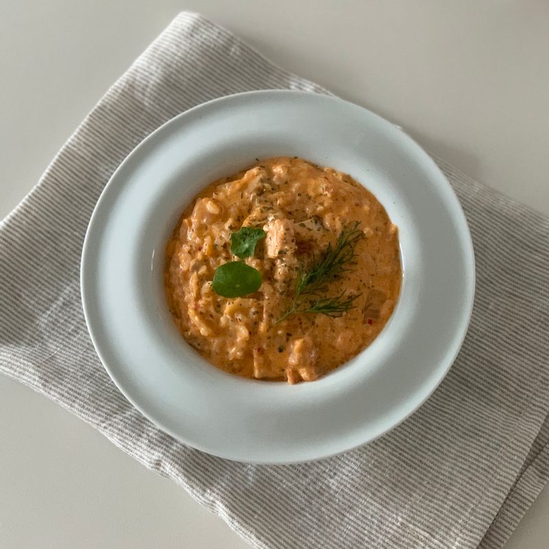 김치크림 리조또예요! :)  생크림없이 아주 간단한 레시피인데  집에서 외식하는 느낌이랄까요  🏷 D recipe 잘게썬 양파 반개 + 다진마늘 한스푼 식용유에 볶다가 소세지 또는 베이컨 또는 닭가슴살 등 다양하게  넣어도 다 맛나요!  (저는 남은 치킨 쏭쏭 썰어넣어도 봤어요)   함께 볶다가 우유 200ml넣고 체다치즈 한개(서울우유께 제일 맛있어요) 넣고 끓이다가 소금 후추 조금으로  간 맞춰서 찬밥이나 먹다 남은밥 반공기 넣어서 끓이면 끝!   좀 더 얼큰하게 먹으려면 청양고추 썰어넣어도 맛있어요🤎  #리조또 #김치리조또 #김치요리 #김치 #김치볶음밥 #신혼밥상 #김치요리