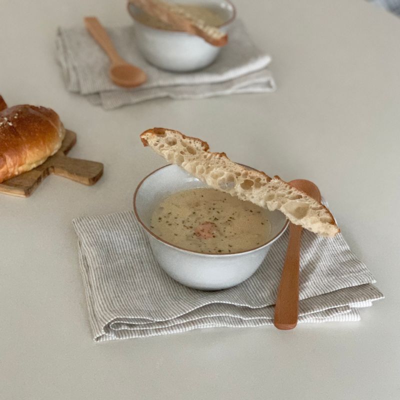 훈제연어로 샌드위치 해먹은 다음 해동시키고 남은걸로 스프 레시피가 있길래 해먹어봤어요 엄청 간단한데 진하고 따뜻한 스프맛이 너무 좋았어요 저는 이 레시피에 감자를 추가하여 봤는데 식감이나 훈제연어의 간이된 짠맛을 부드럽게 해주었답니다 #연어 #훈제연어 #브런치 #스프 #감자요리 #연어요리