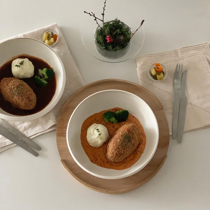 지난 주말 마무리는 줄서서먹는 맛집을 우리집에 들여보기 🤎 합정동 맛집 나일롱부엌의 함박카츠를 집에서 에어프라이기만 돌리면 먹을 수 있는 편리함이라니! #나일롱부엌 #함박카츠 #돈까스 #밀키트