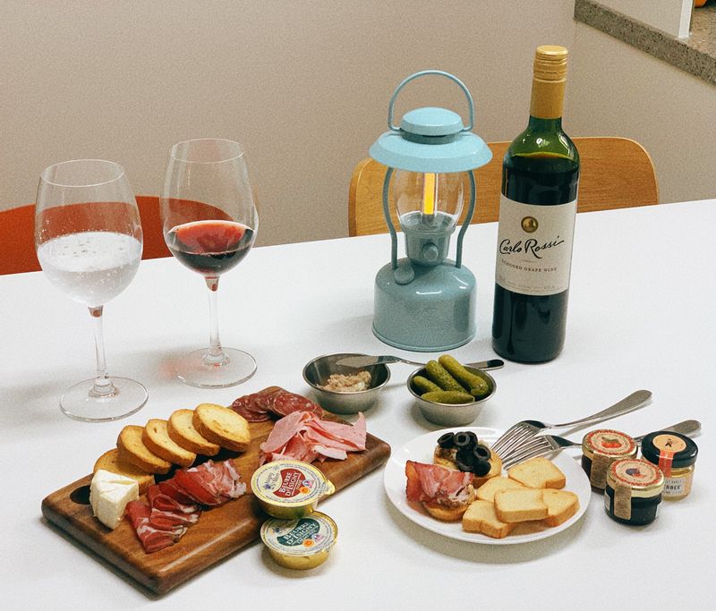 와인 홈파티를 준비중이라면! 뭘 준비할지 고민하지 않고 박스 세트로 한번에 준비 가능한 프랑스그루메의 아페로 박스면 끝✨ #샤퀴테리 #홈파티 #와인안주 #치즈 #치즈플래터 #잠봉