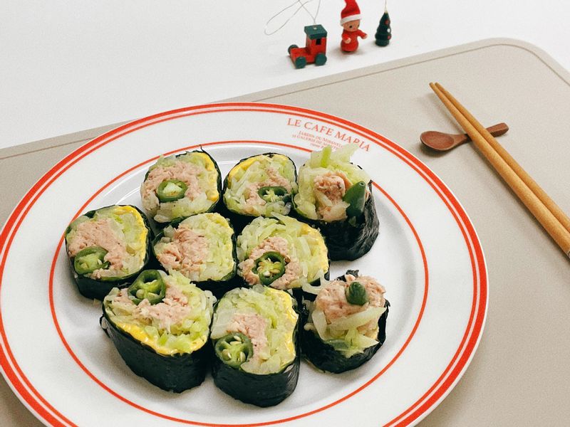 30분내로 뚝딱 만들수있는 양배추김밥✨ 다이어트 중일때 죄책감없이 맛있게 먹을수 있는 간식-! 청양 마요 김밥에서 밥과 스팸대신 양배추를 활용해보았어요. ✔️밥 대신 양배추를 듬뿍 넣어주세요 ✔️채썬 양배추를 숨이 죽을 정도로만 살짝 볶아주세요 ✔️참치 한캔에 마요네즈 한숟가락만 넣어 비벼주세요 ✔️김 / 깻잎 / 치즈 / 양배추 / 참치 / 청양고추 순서로 올리기 #양배추 #양배추김밥 #다이어트 #다이어트음식 #참치 #청양고추 #김밥