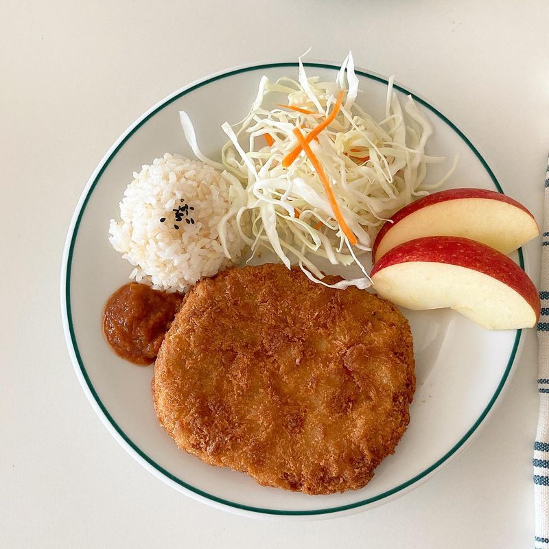 돈가스 정식 점심으로 먹기 너무 좋은 메뉴에요 양배추 얇게 썰어 같이 곁들여주면 든든합니다 :) #돈가스 #돈까스 #점심메뉴