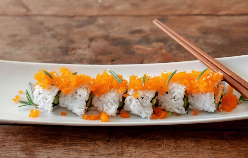 날치알 듬뿍올린 아보카도롤을 만들었어요 톡톡터지는 재미난 식감과 새콤한 밥알이 잘 어울려요💙  #초밥 #캘리포니아롤