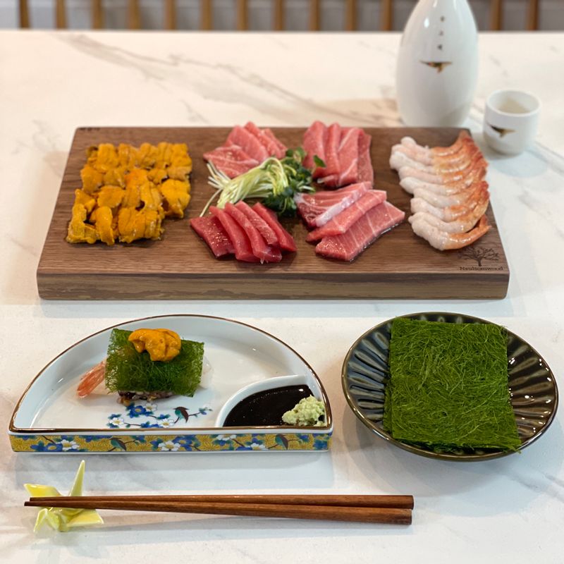 홈마카세 즐겨볼까요?! :)   초밥용밥 위에 단새우 또는 참치뱃살, 감태, 우니 올려 고추냉이간장 찍어 먹으니 오마카세 부럽지 않더라구요. 녹진하고 단맛도 올라와서 맛이 조화로웠어요.   이 조합 추천드려요!  #초밥 #회 #감태 #참치 #새우 #집들이 #안주 #초대요리 #회접시 #반달접시 #나눔접시 #그릇