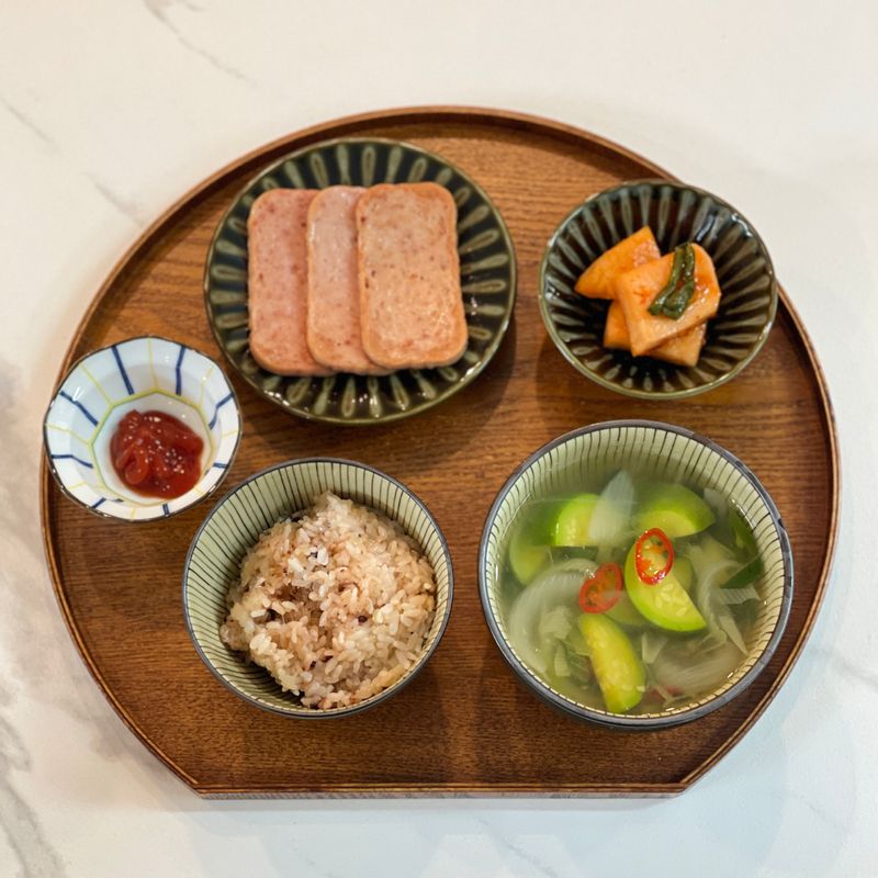 애호박새우젓국이예요 :) 간단한 재료지만 깊고 시원한 감칠맛이 나서 맛있어요! #애호박 #새우젓 #국 #스팸 #우드트레이 #나무트레이 #반달트레이 #트레이