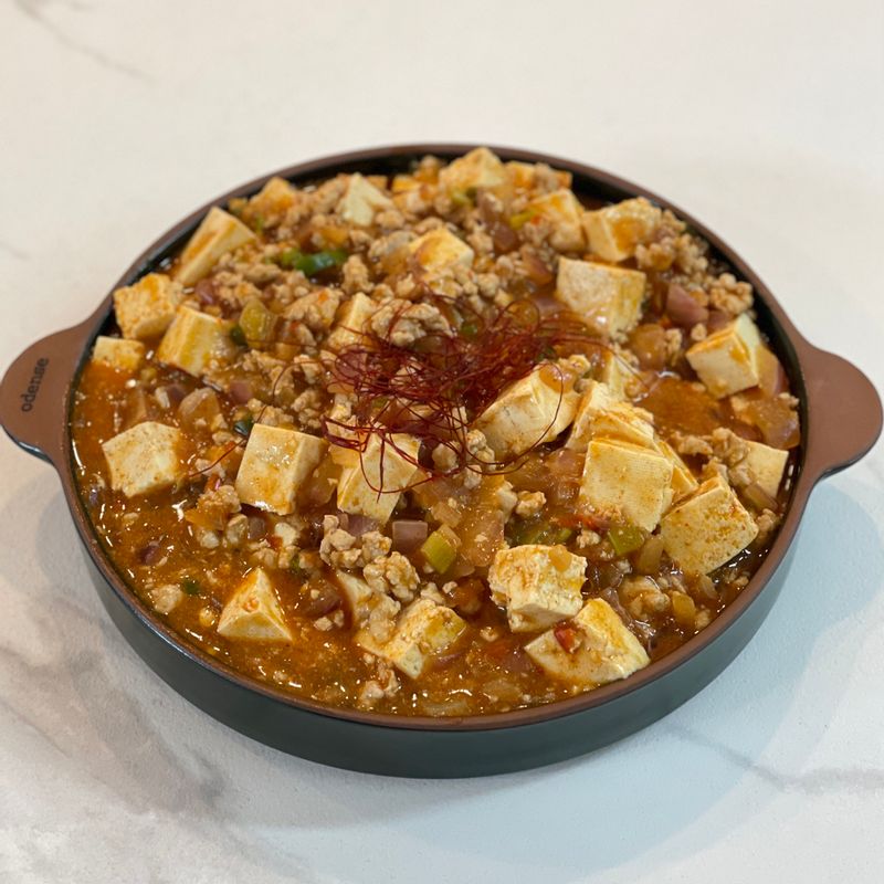 밥에 쓱쓱 비벼먹기 좋은 마파두부예요 :) 이거야말로 진정 밥도둑이죠! 매콤해서 정말 맛있게 먹었네요 ㅎㅎ #두부 #마파두부 #마파두부덮밥 #덮밥 #돼지고기 #고기 #간고기 #두반장 #전분 #오덴세