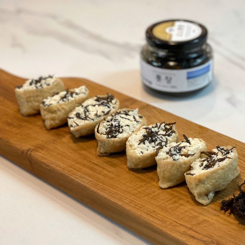 두부와 톳장아찌 섞어서 만드니 특별한 간을 안해도 맛있더라구요! 다이어트식, 건강식으로 맛있게 먹을 수 있는 요리예요 :)  #두부 #톳장아찌 #톳 #유부초밥 #유부 #초밥 #건강식 #다이어트 #톳장 #다이어트식 #브런치 #홈스토랑